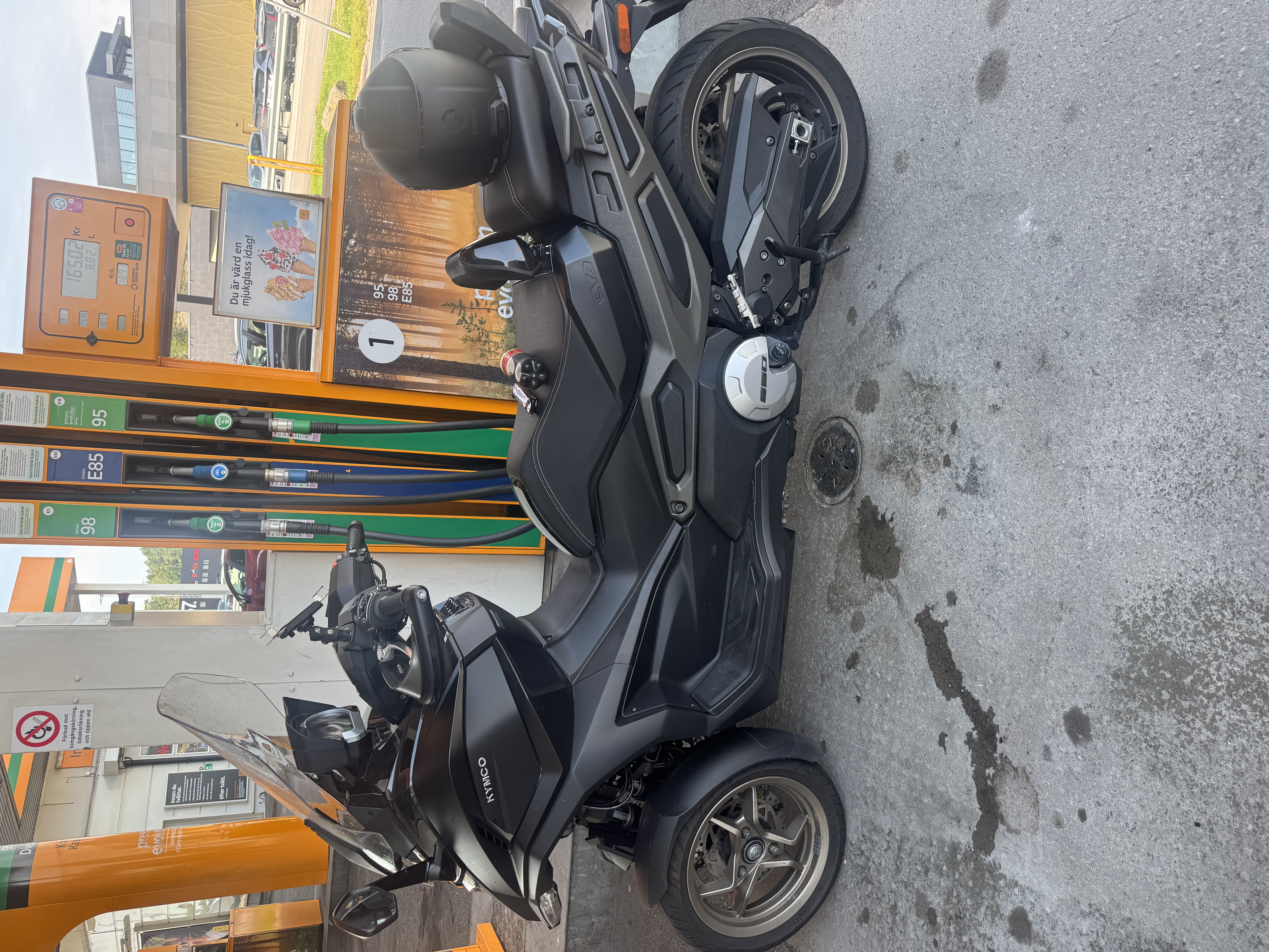 Oppdrag: Trehjuls motorsykkel. 2 hjul foran 1 hjul bak.